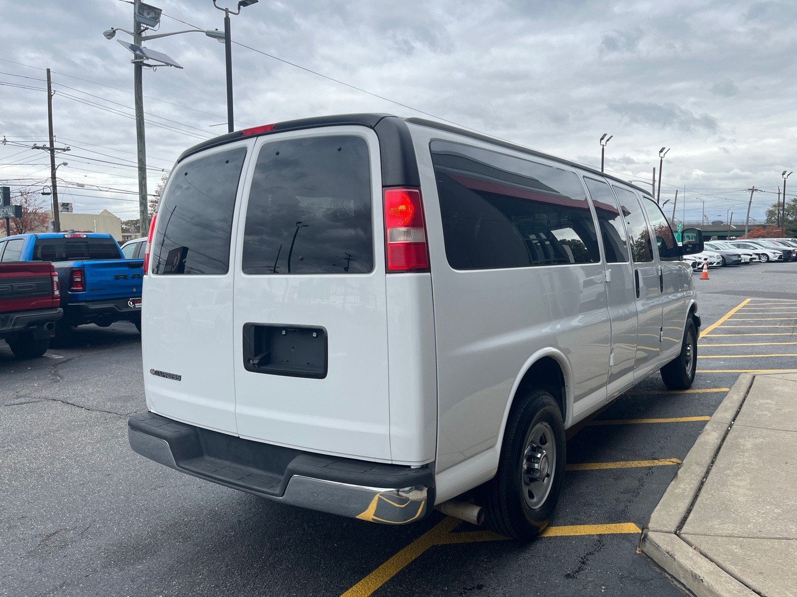 2017 Chevrolet Express 3500 LT photo 4