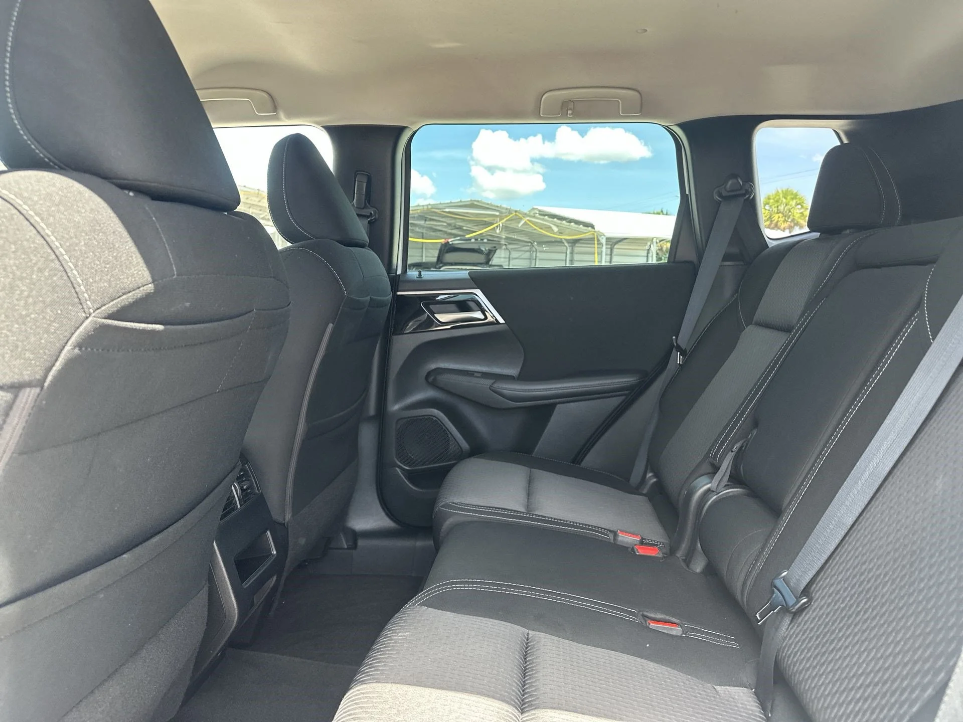 Used 2023 White Mitsubishi ES image 22