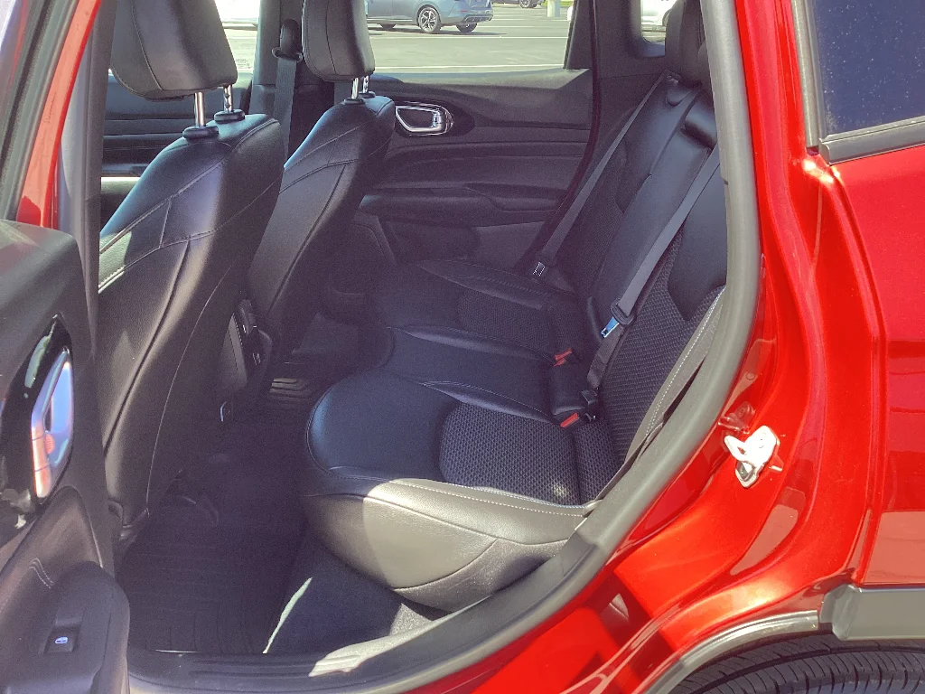 Used 2026 Red Hot Pearlcoat Jeep Latitude Altitude image 10