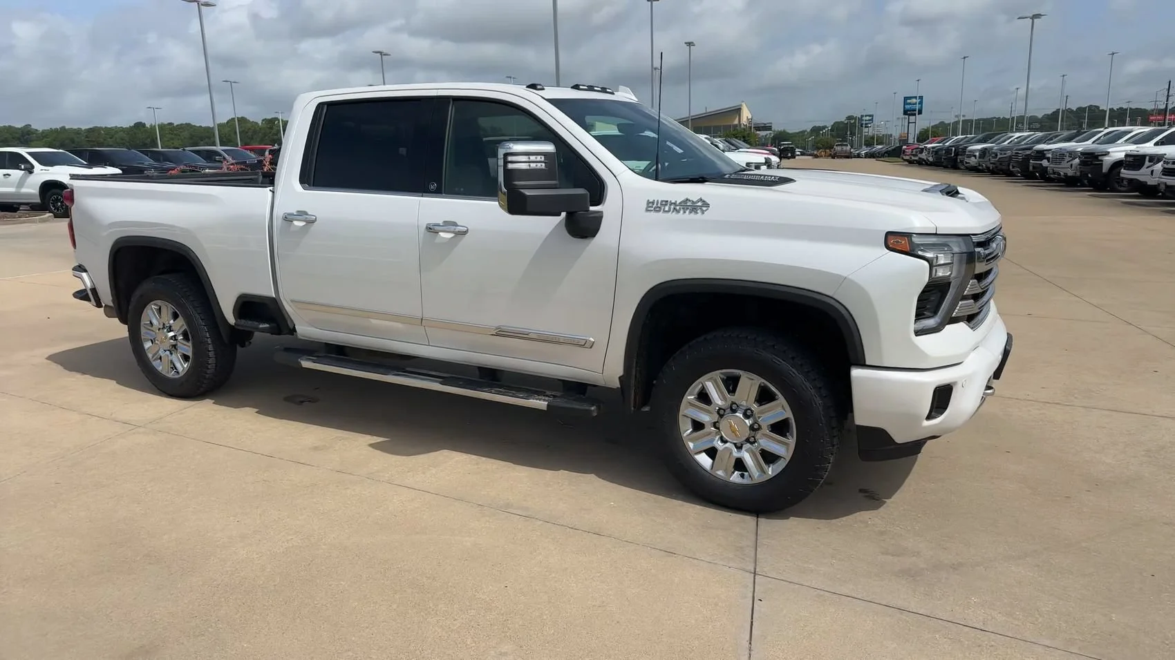 Used 2024 Pearl Chevrolet High Country image 9