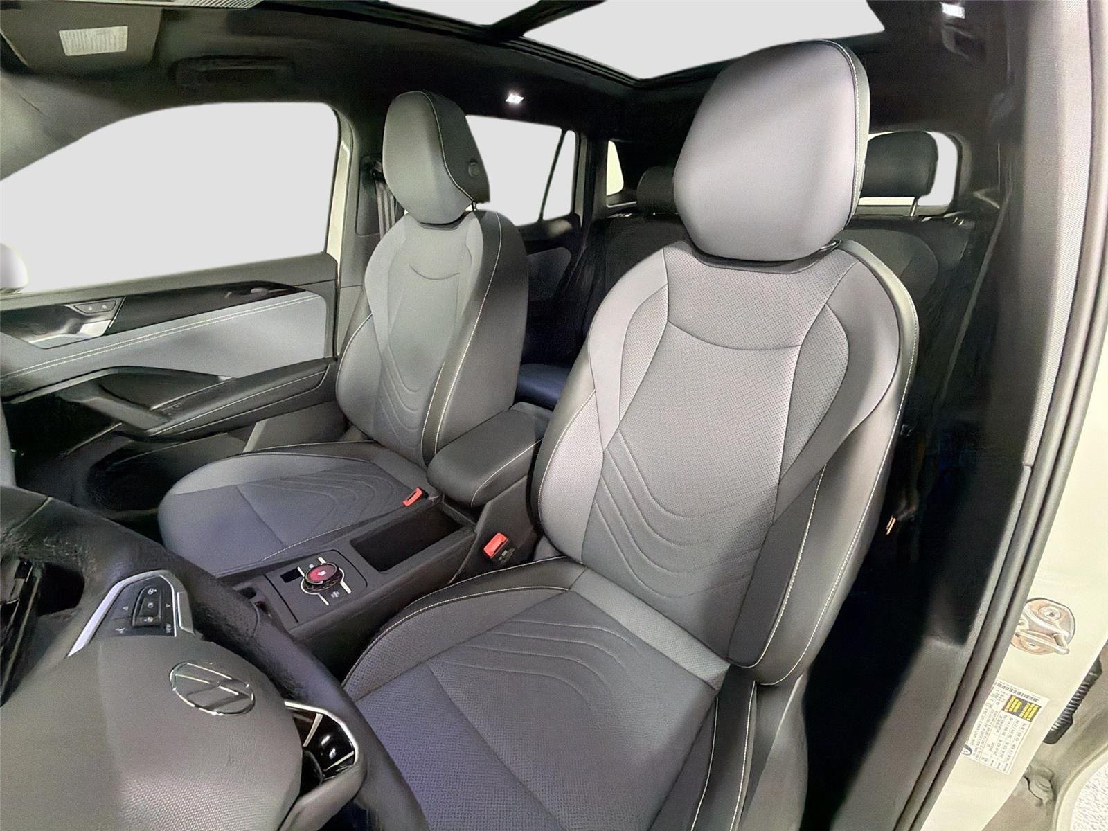 New 2026 Sandstone w/Deep Black Roof Volkswagen SE R-Line Black image 19