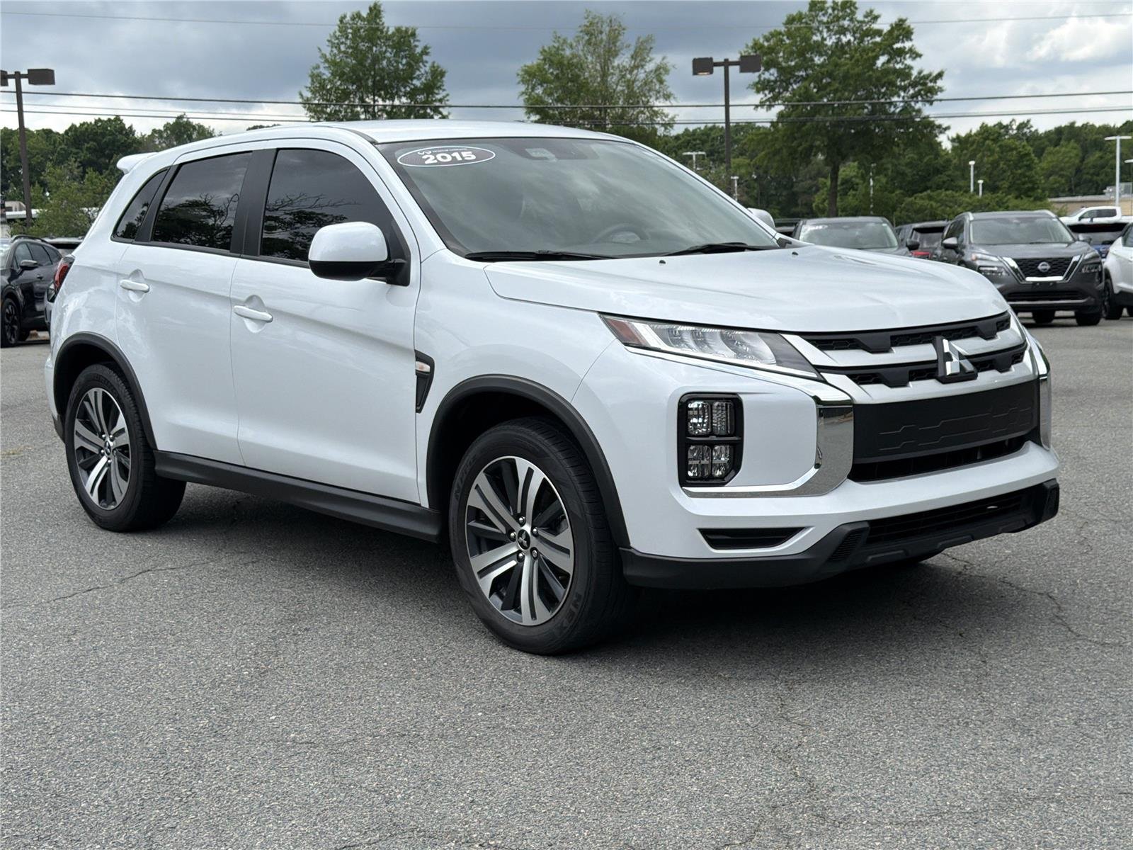 Used 2023 White Diamond Mitsubishi ES image 29