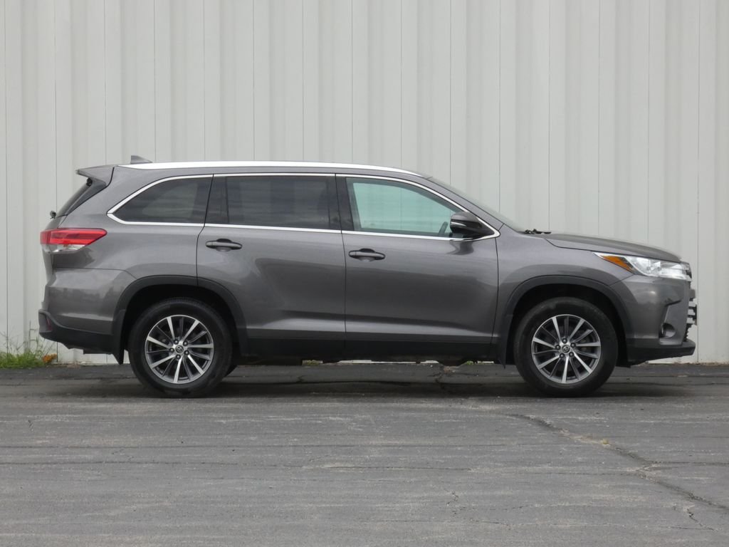 Used 2019 Toyota Highlander XLE with VIN 5TDJZRFHXKS591465 for sale in Kansas City