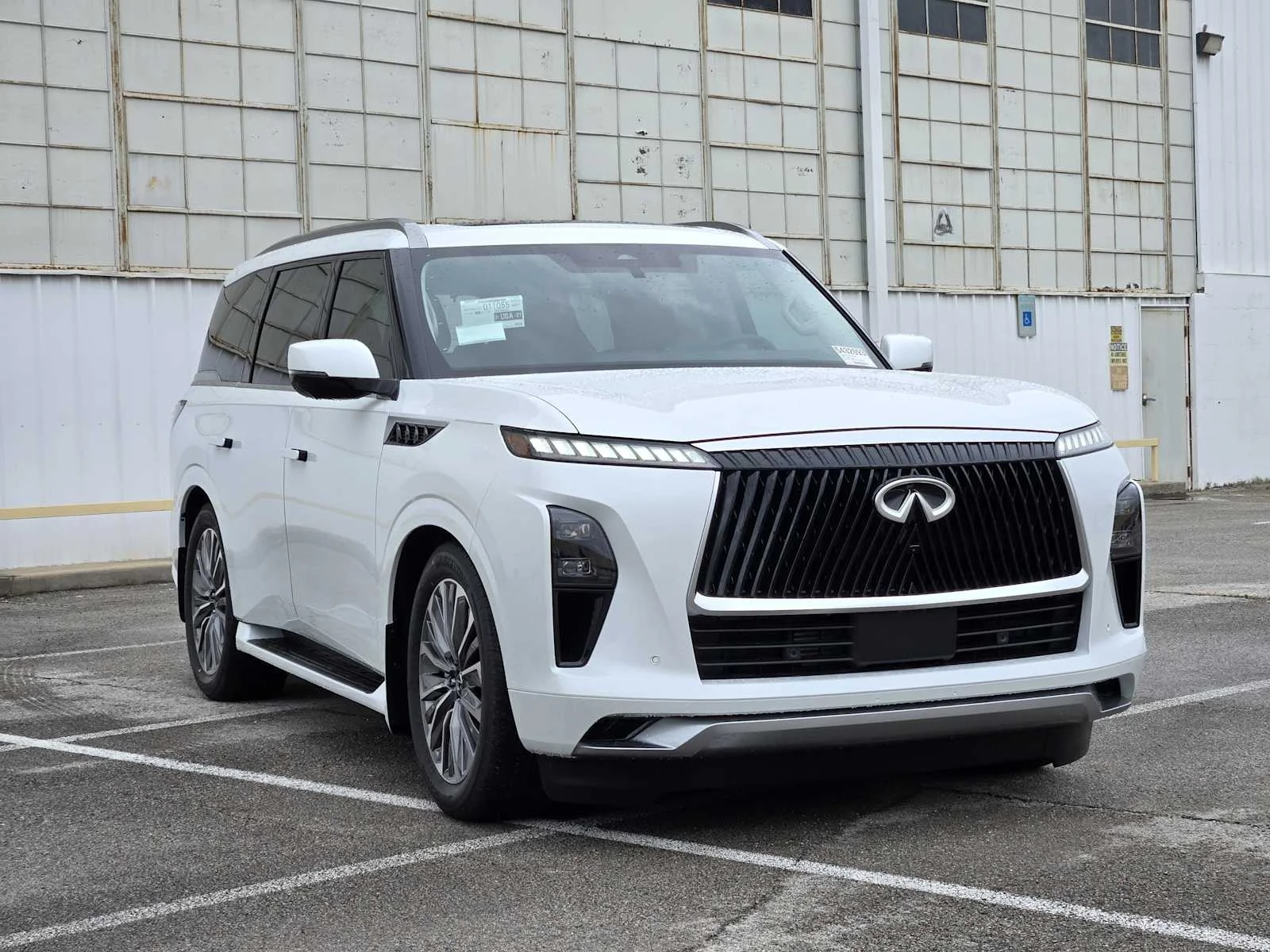 New 2026 RADIANT WHITE INFINITI Luxe 2WD image 2