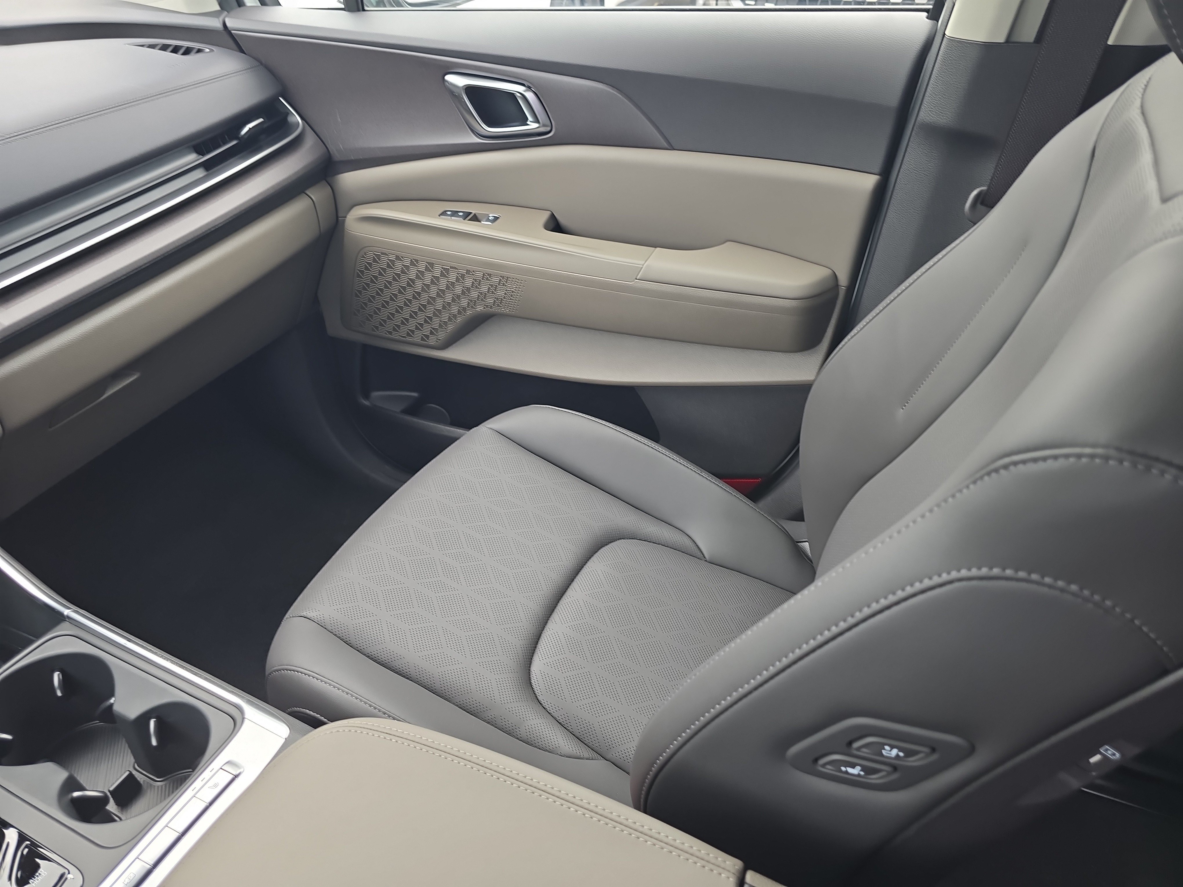 New 2026 Snow White Pearl Kia EX image 16
