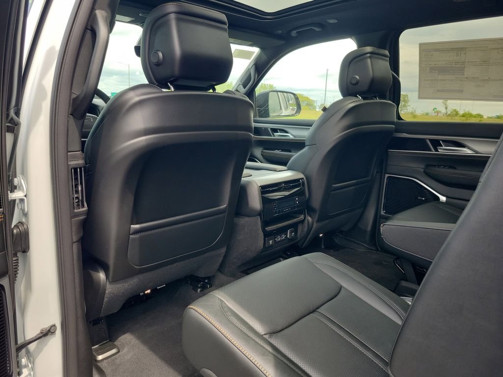 New 2026 Bright White Clear-Coat Exterior Paint Jeep  image 14