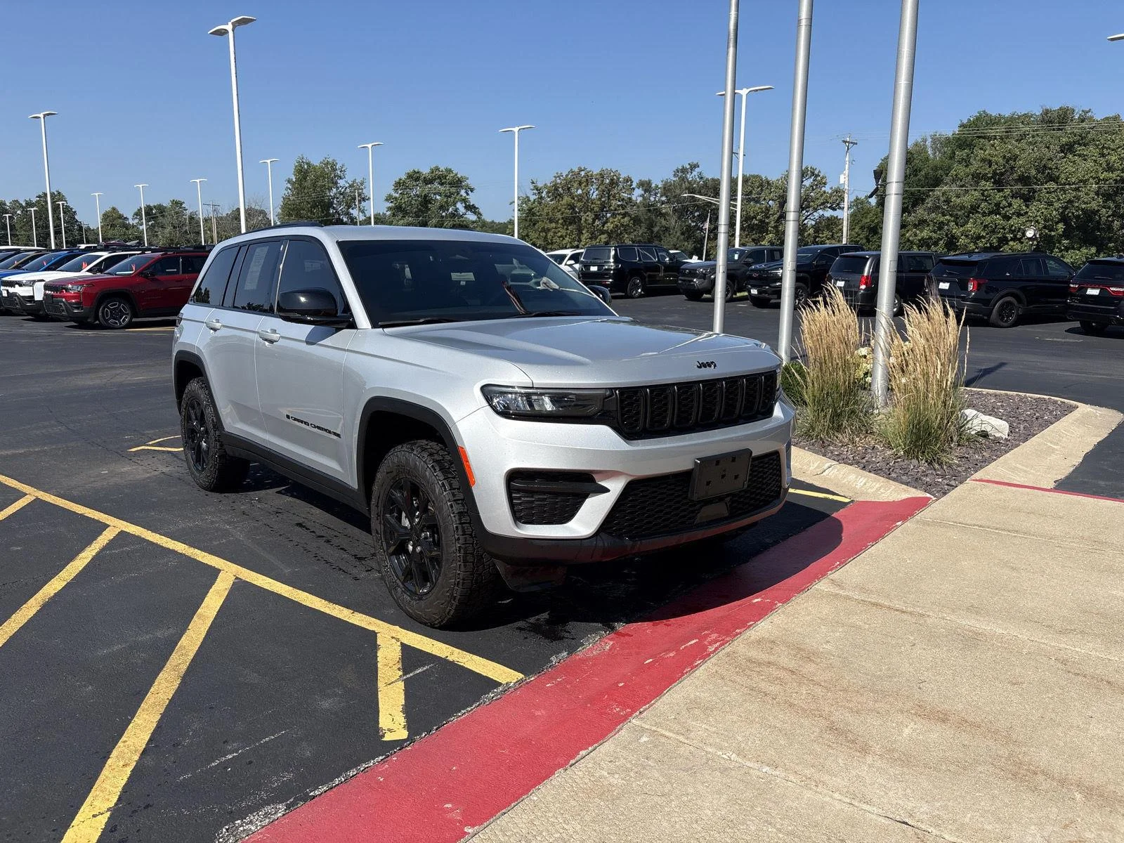 Used 2025 Silver Zynith Jeep Altitude image 3