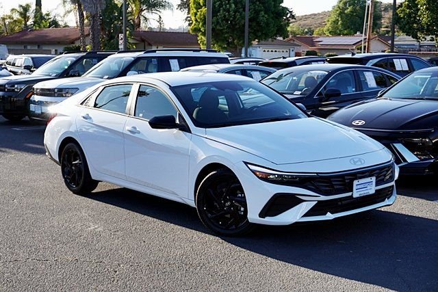 Used 2026 White Hyundai SEL Sport image 2