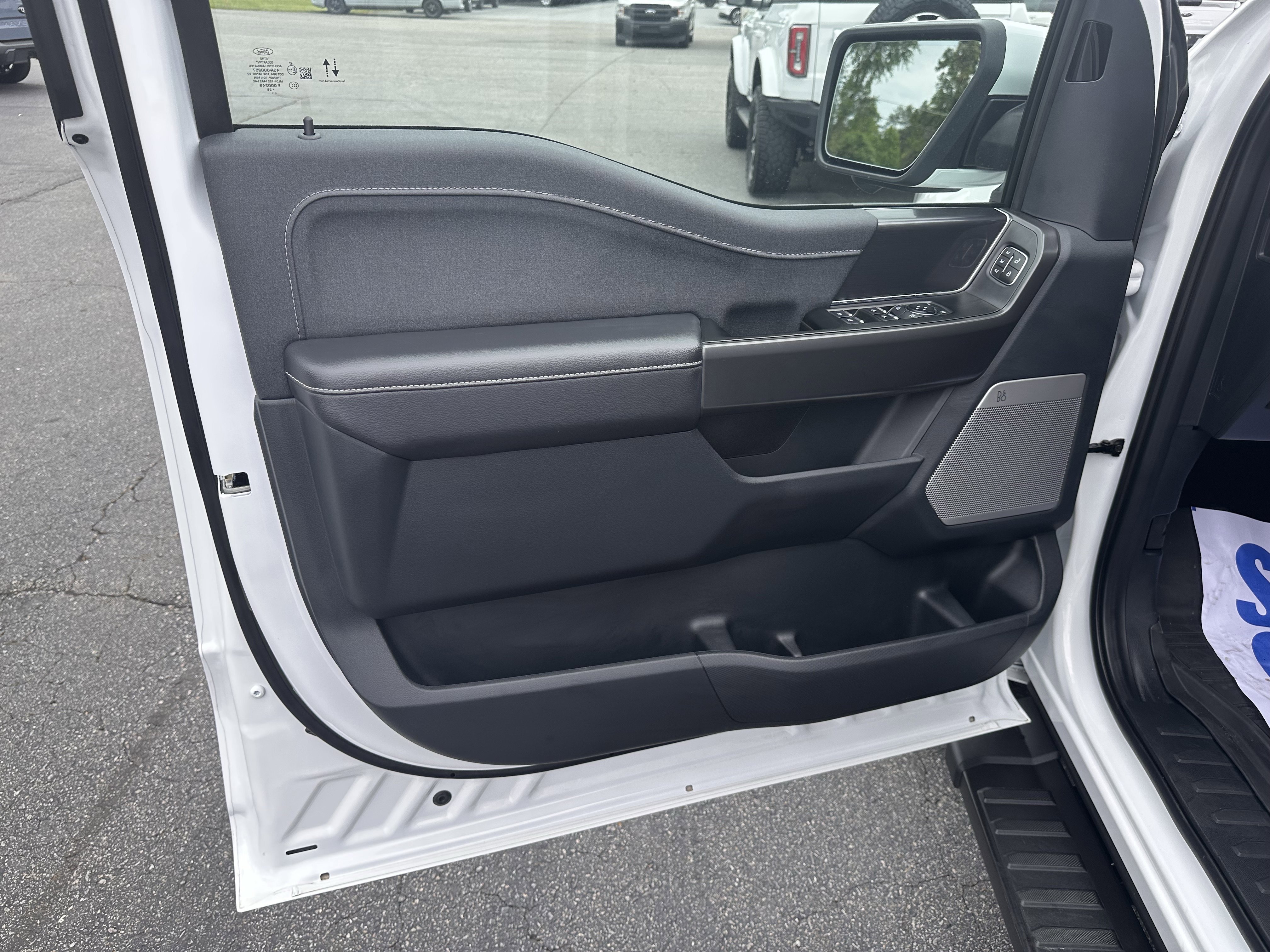Certified Used 2025 Oxford White Clearcoat Ford LARIAT image 10