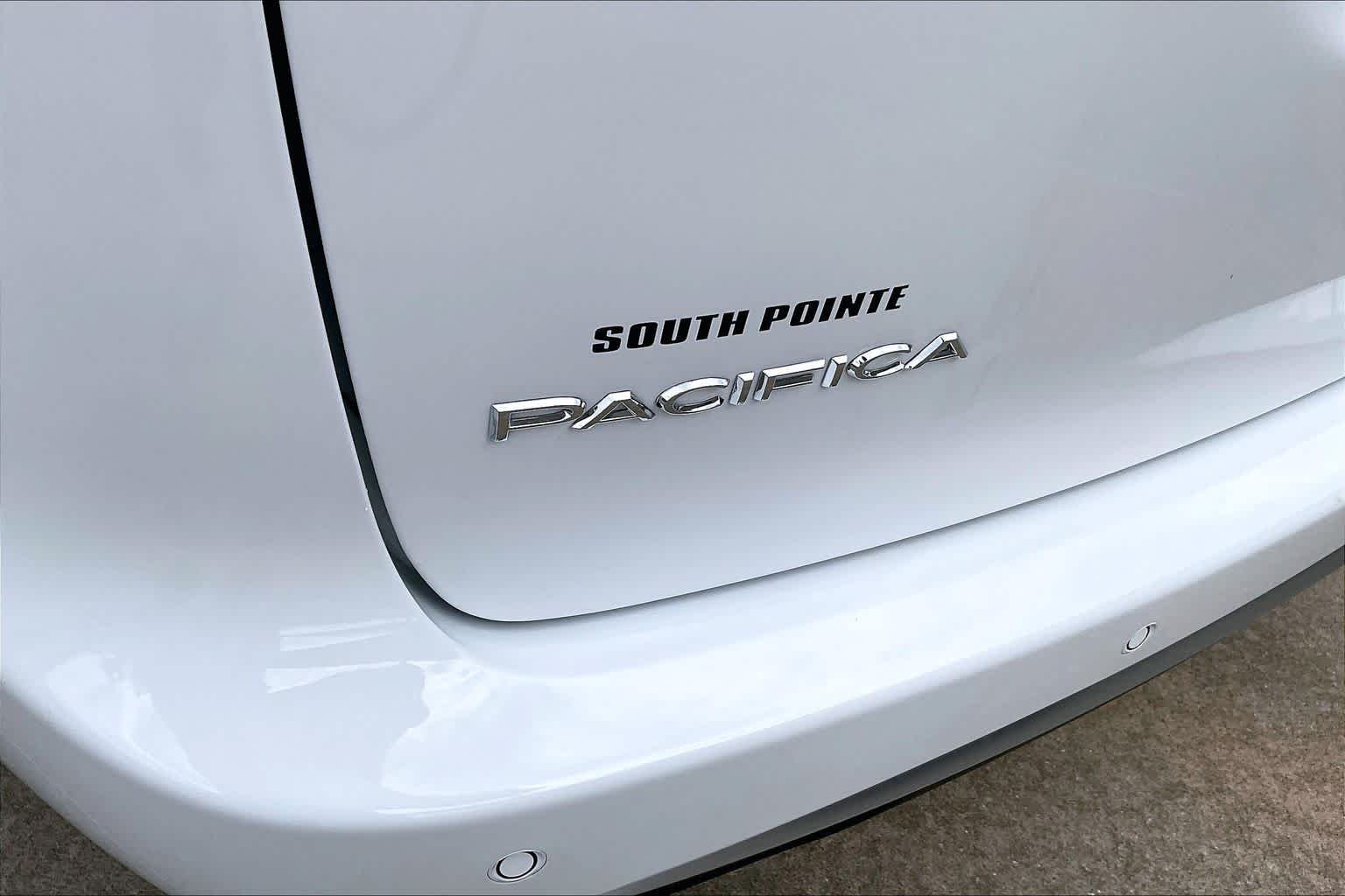 New 2027 Bright White Clear-Coat Exterior Paint Chrysler Select image 15