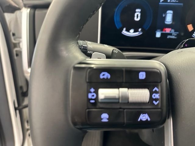 Used 2025 White Hyundai SEL image 25
