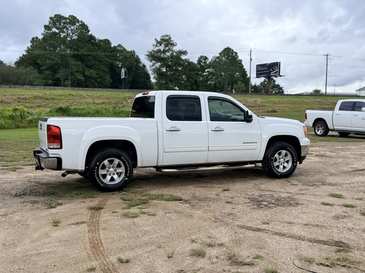 Used 2011 White GMC SLE 4x2 4dr Crew Cab 5.8 ft. SB image 5
