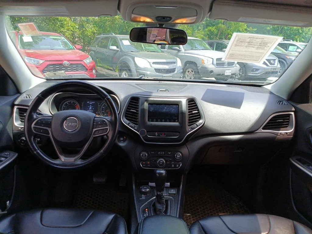 Used 2019 Black Jeep Latitude Plus image 7