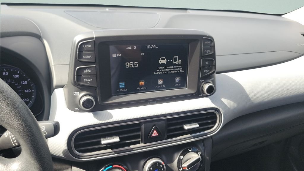 Used 2021 White Hyundai SE image 17