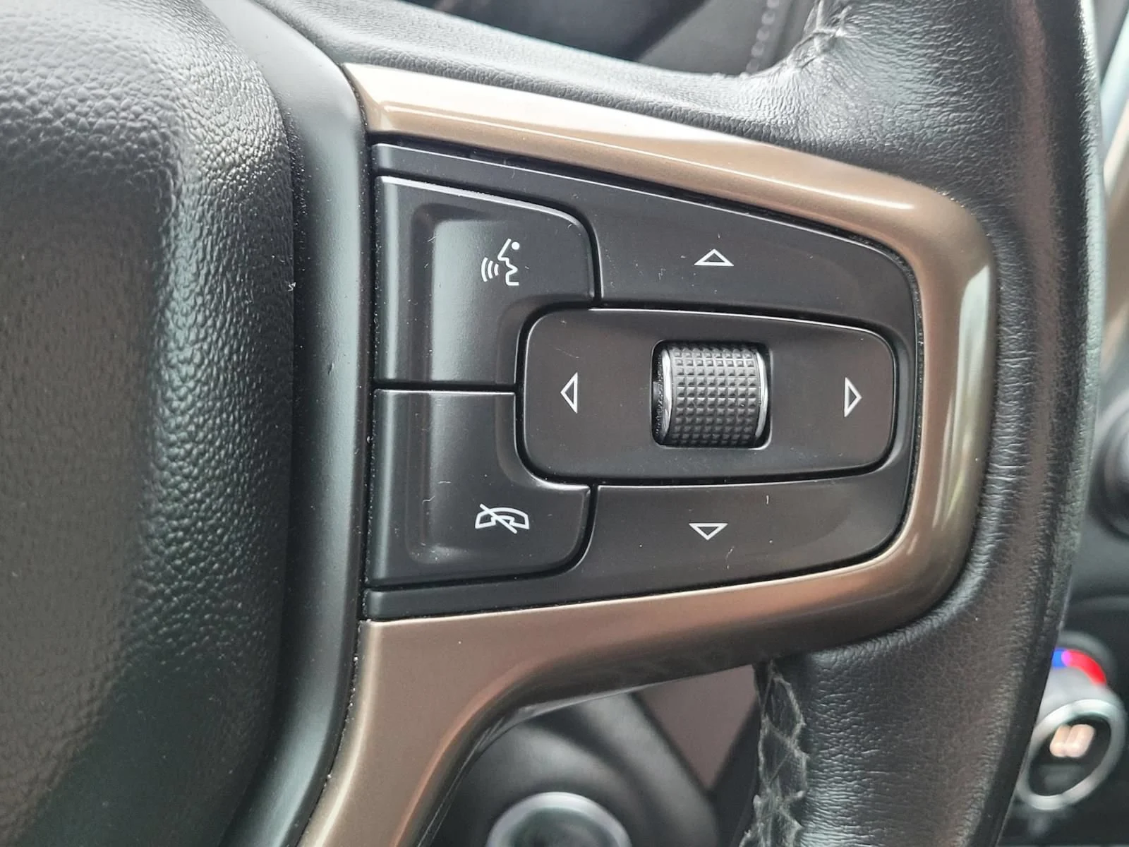 Used 2022 Silver Ice Metallic Chevrolet High Country image 32
