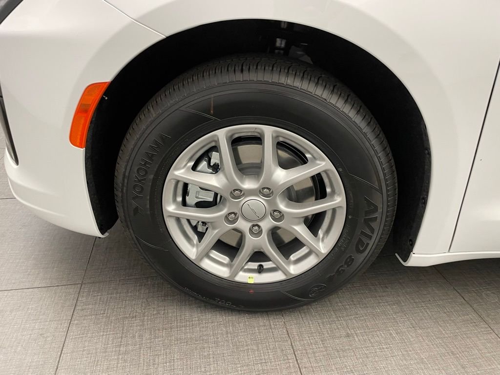 New 2027 Bright White Clear-Coat Exterior Paint Chrysler Select image 8