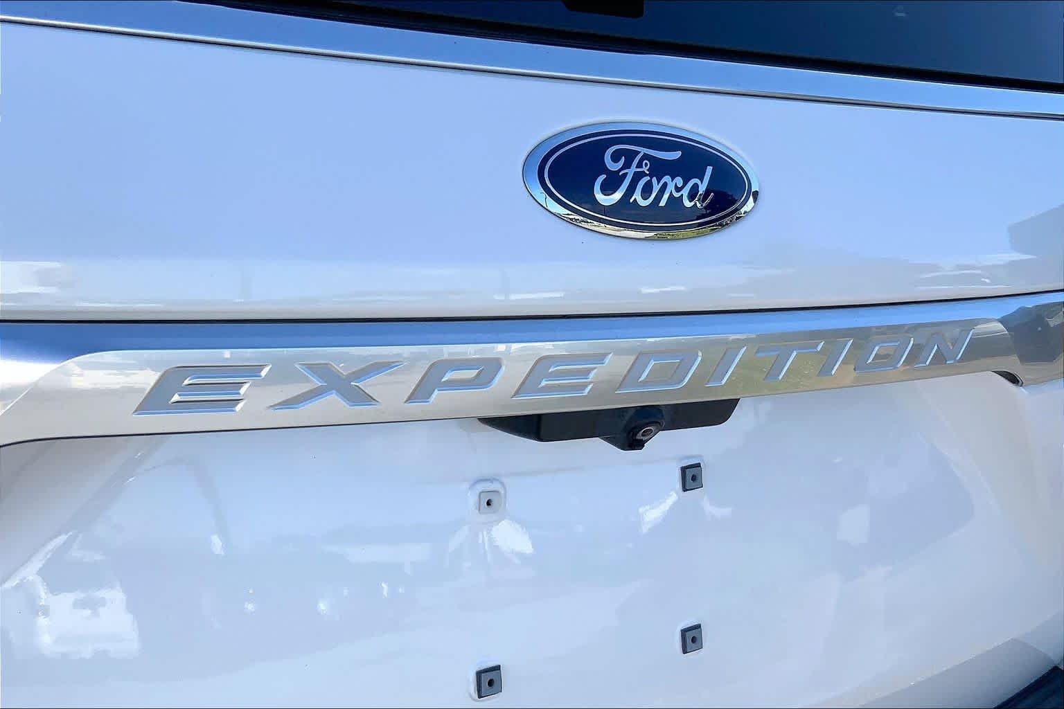 Used 2018 White Platinum Metallic Tri-Coat Ford Platinum image 9