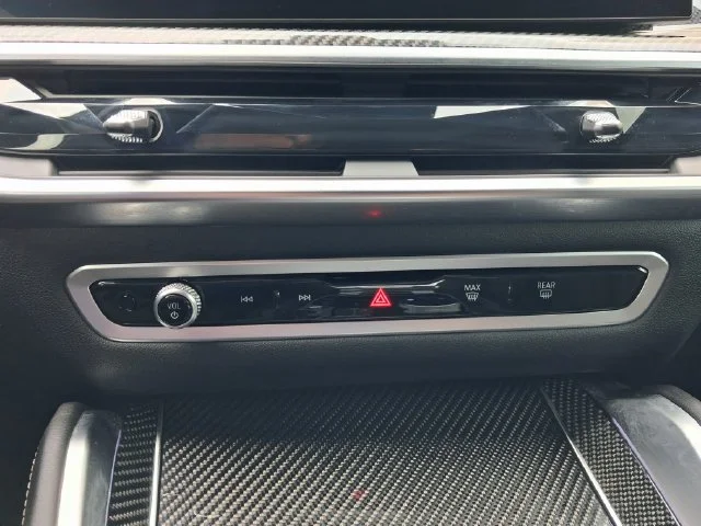Used 2027 White BMW M60i image 22