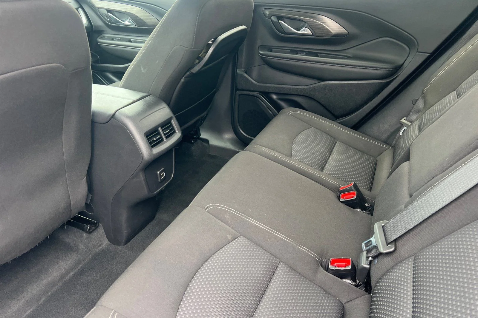 Used 2024 White GMC SLE image 9