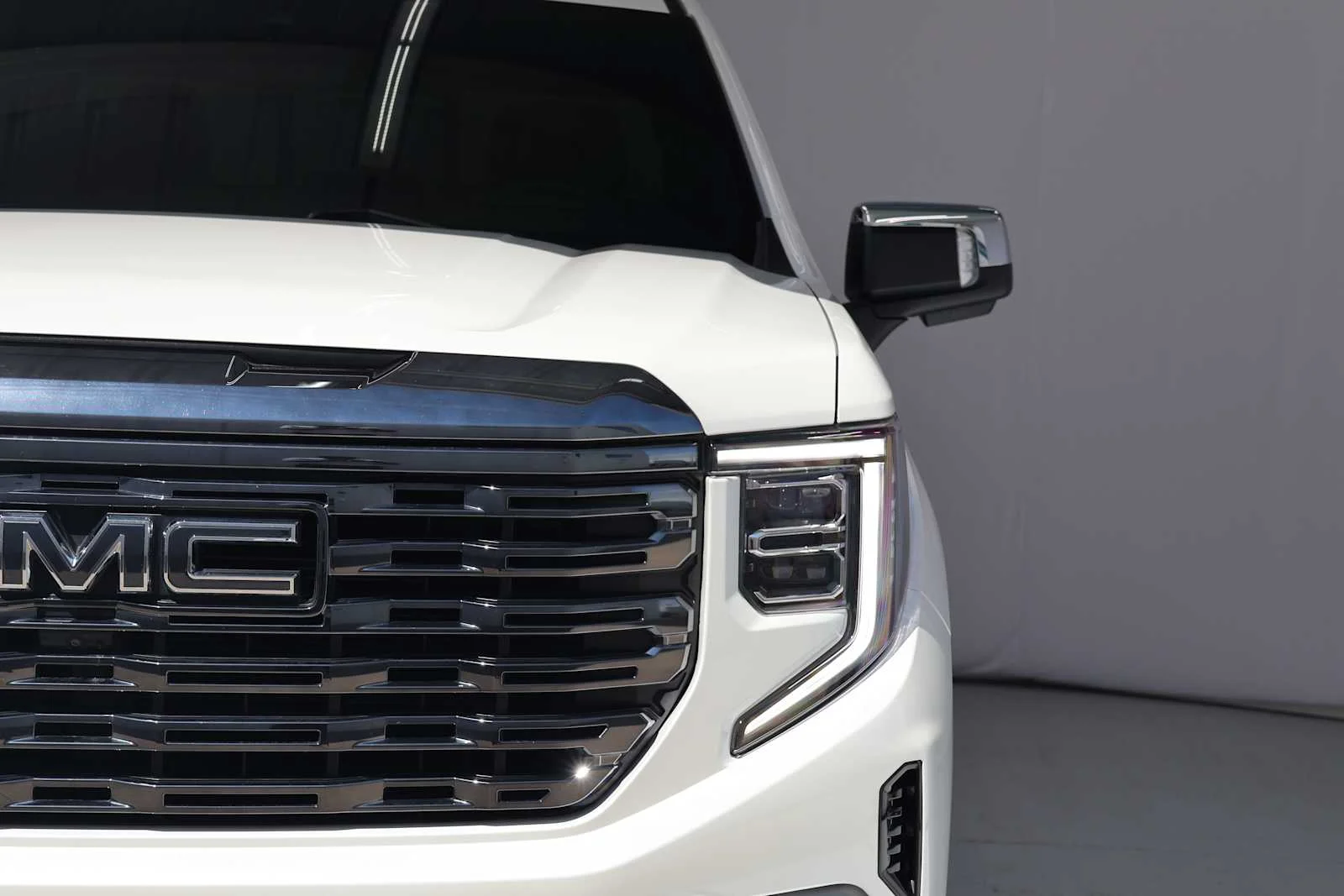 Used 2024 White Frost Tricoat GMC Denali Ultimate image 4