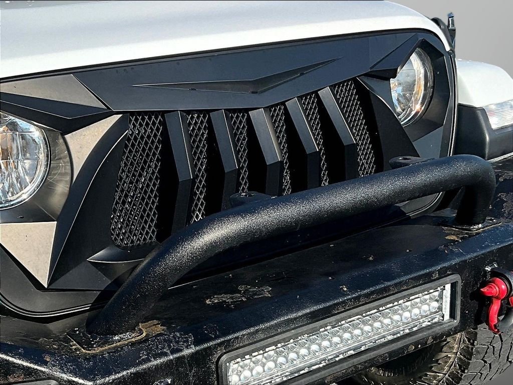 Used 2022 White Jeep Unlimited Sahara image 32