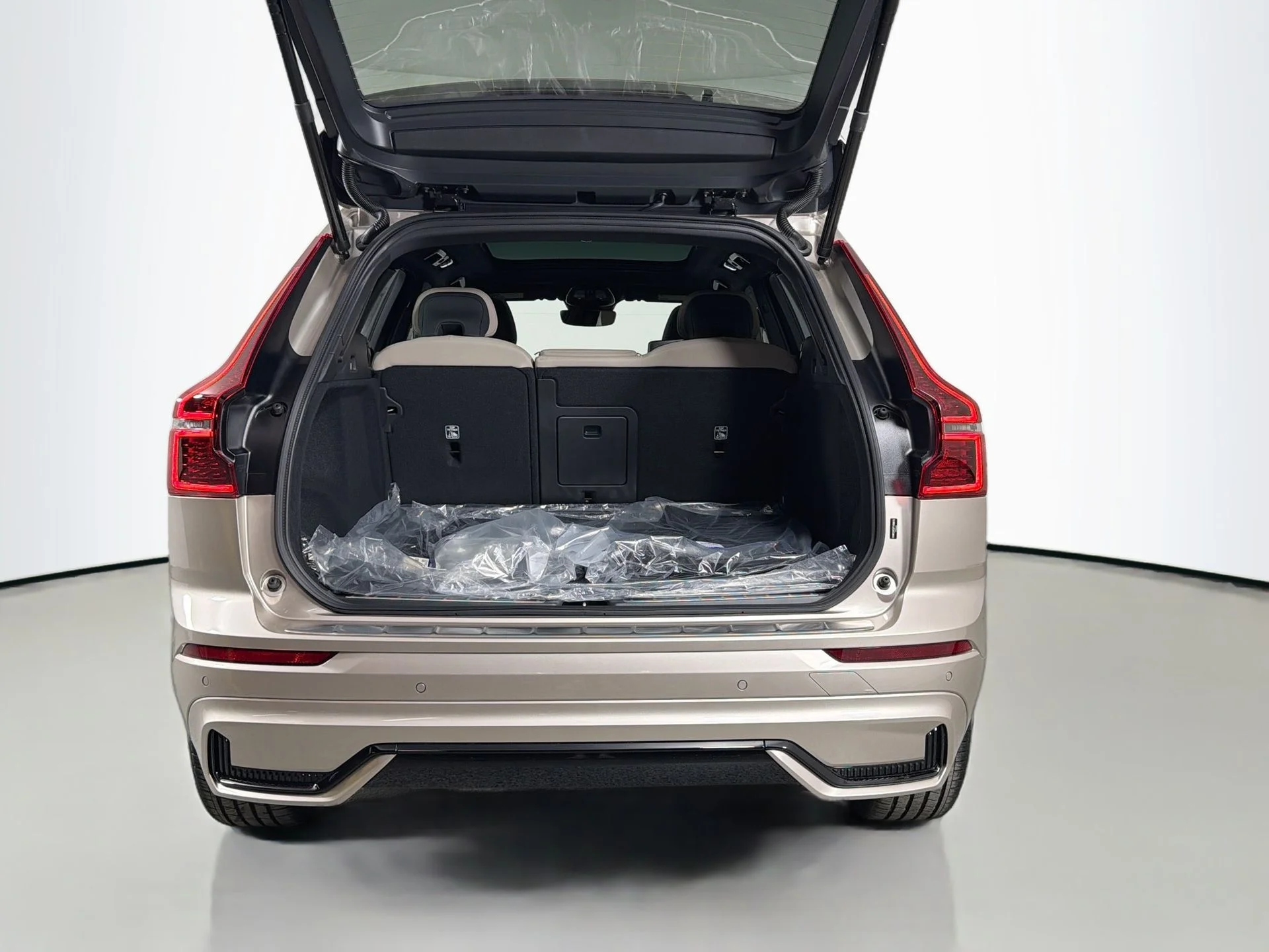 New 2026 Bright Dusk Volvo Plus image 26