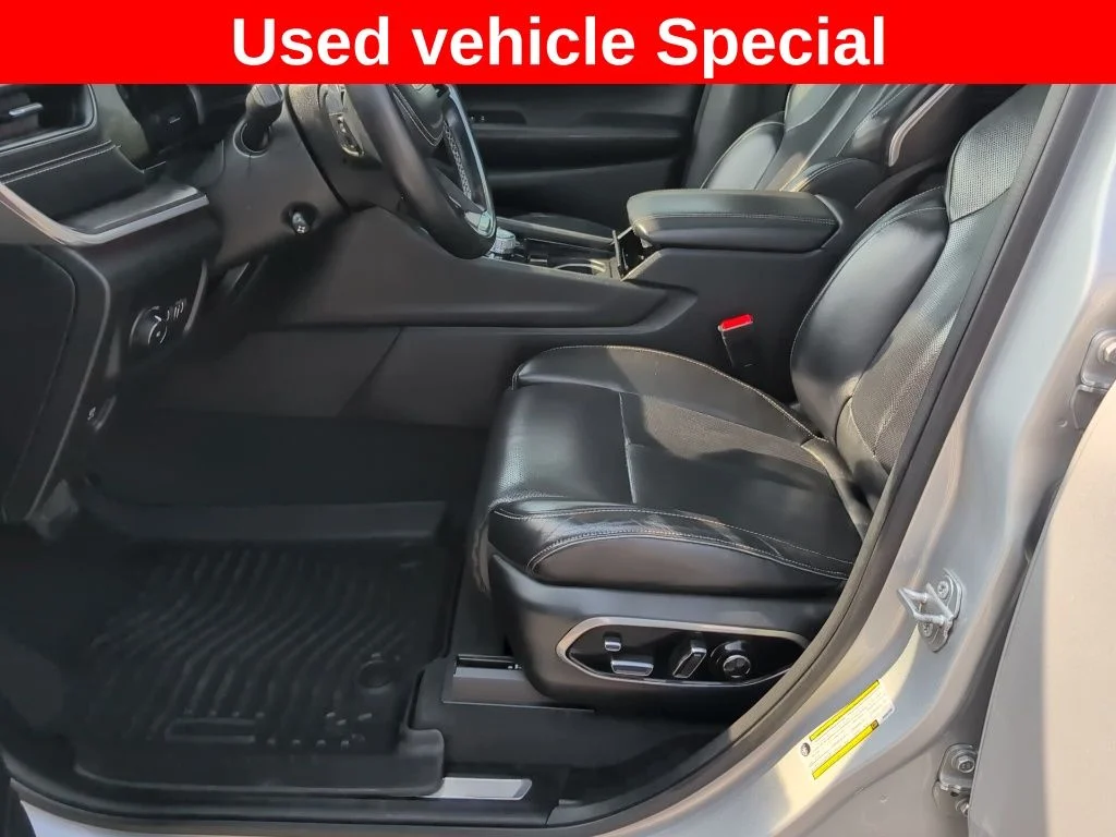 Used 2022 Silver Jeep Overland image 19