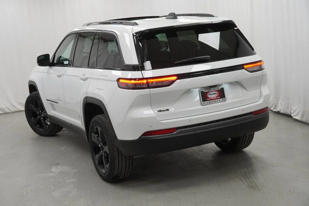 New 2026 Bright White Clear-Coat Exterior Paint Jeep Limited image 11