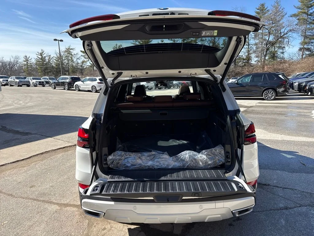 New 2026 White BMW xDrive40i image 23