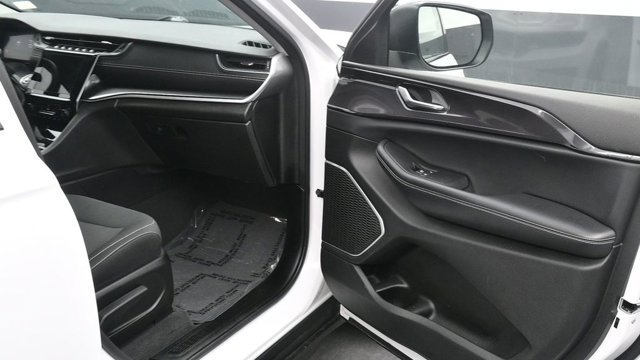 Used 2022 White Jeep Laredo image 13