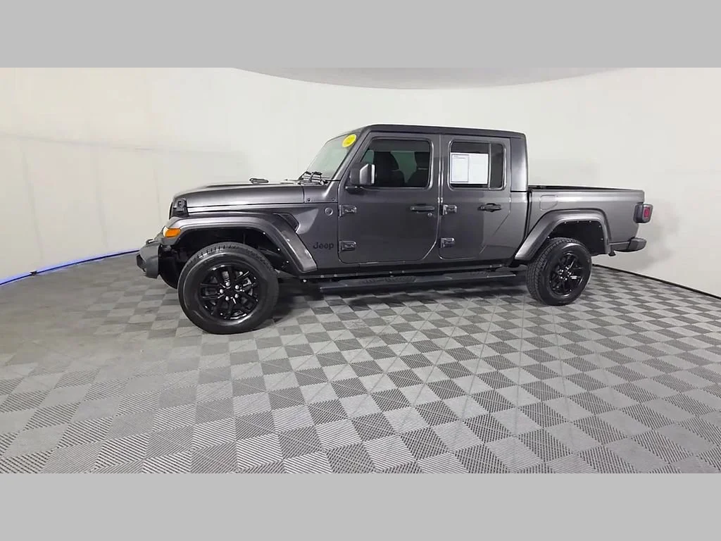 Used 2022 Granite Crystal Metallic Clearcoat Jeep Altitude image 48