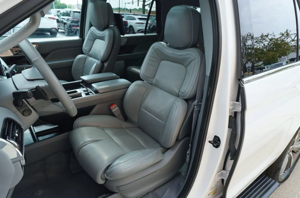 Used 2018 White Lincoln Reserve image 11