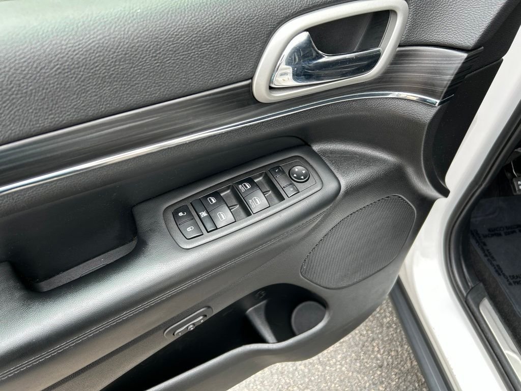 Used 2022 White Jeep Limited image 13