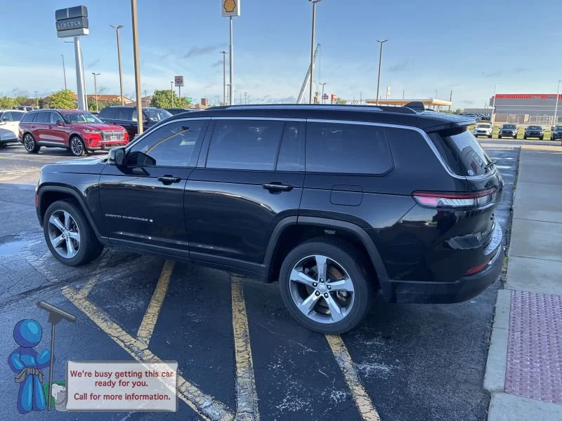 Used 2021 Diamond Black Crystal Pearlcoat Jeep Limited image 3
