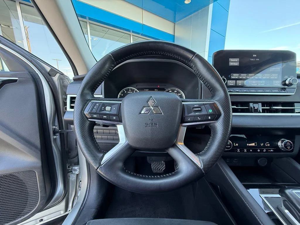 Used 2023 Silver Mitsubishi SE image 21