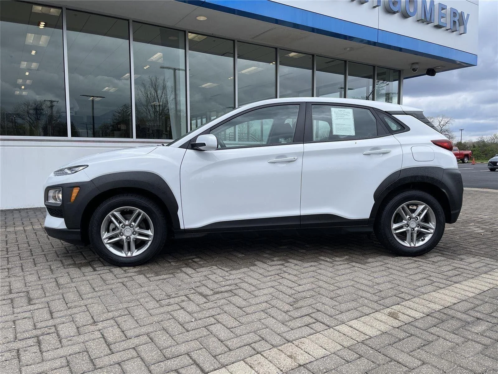 Used 2020 Chalk White Hyundai SE image 2