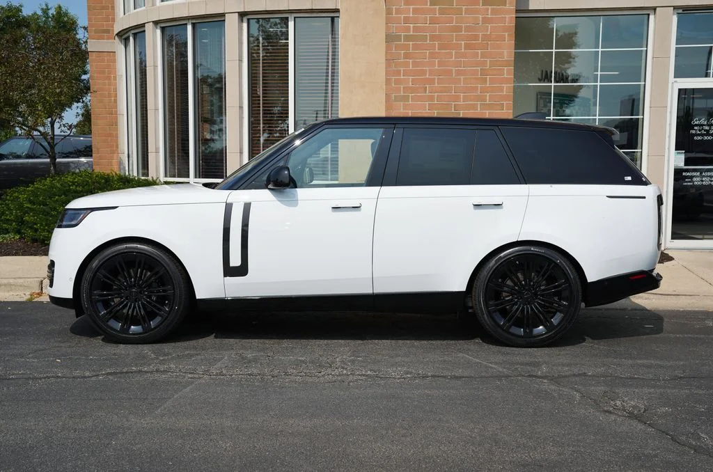 New 2026 Fuji White Land Rover SE image 2