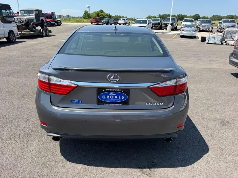 Used 2013 Nebula Gray Pearl Lexus 4dr Sdn image 6
