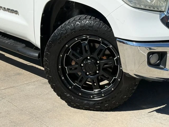 Used 2014 Super White Toyota SR5 image 4