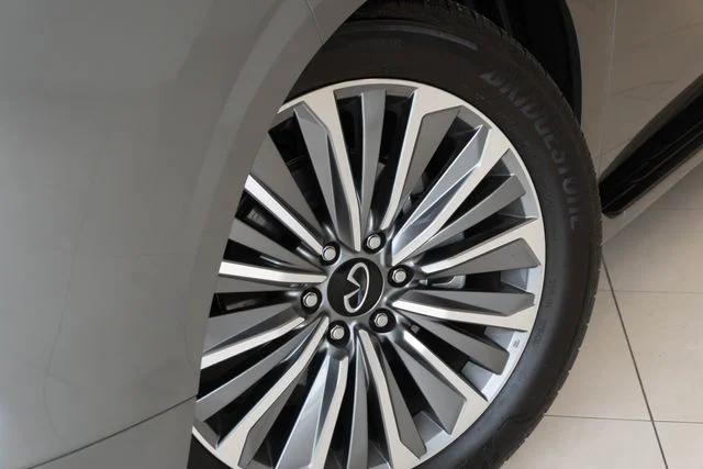 Used 2025 Silver INFINITI SENSORY image 2