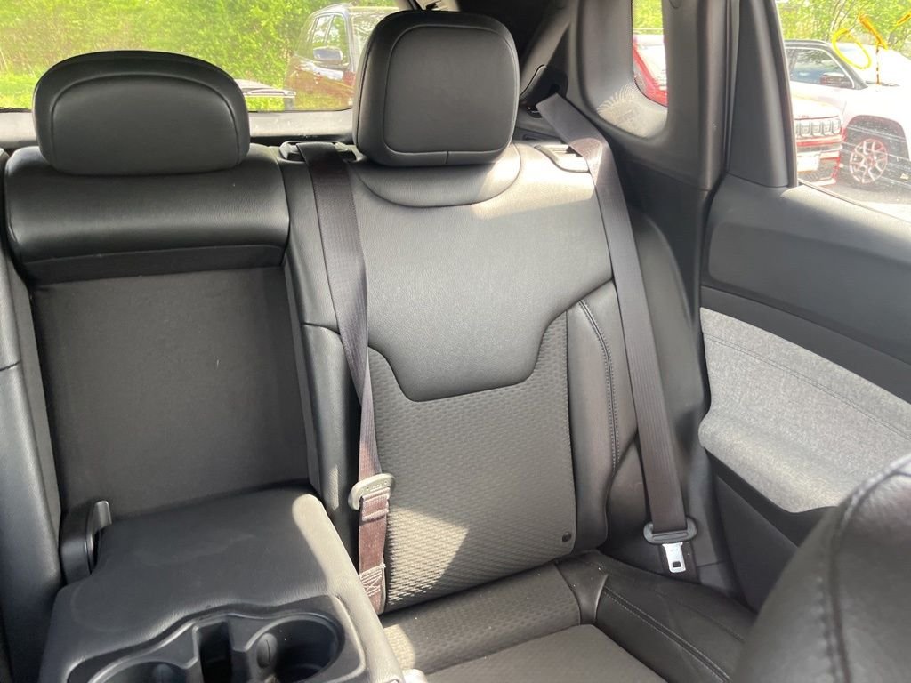 Used 2024 White Jeep Latitude image 16