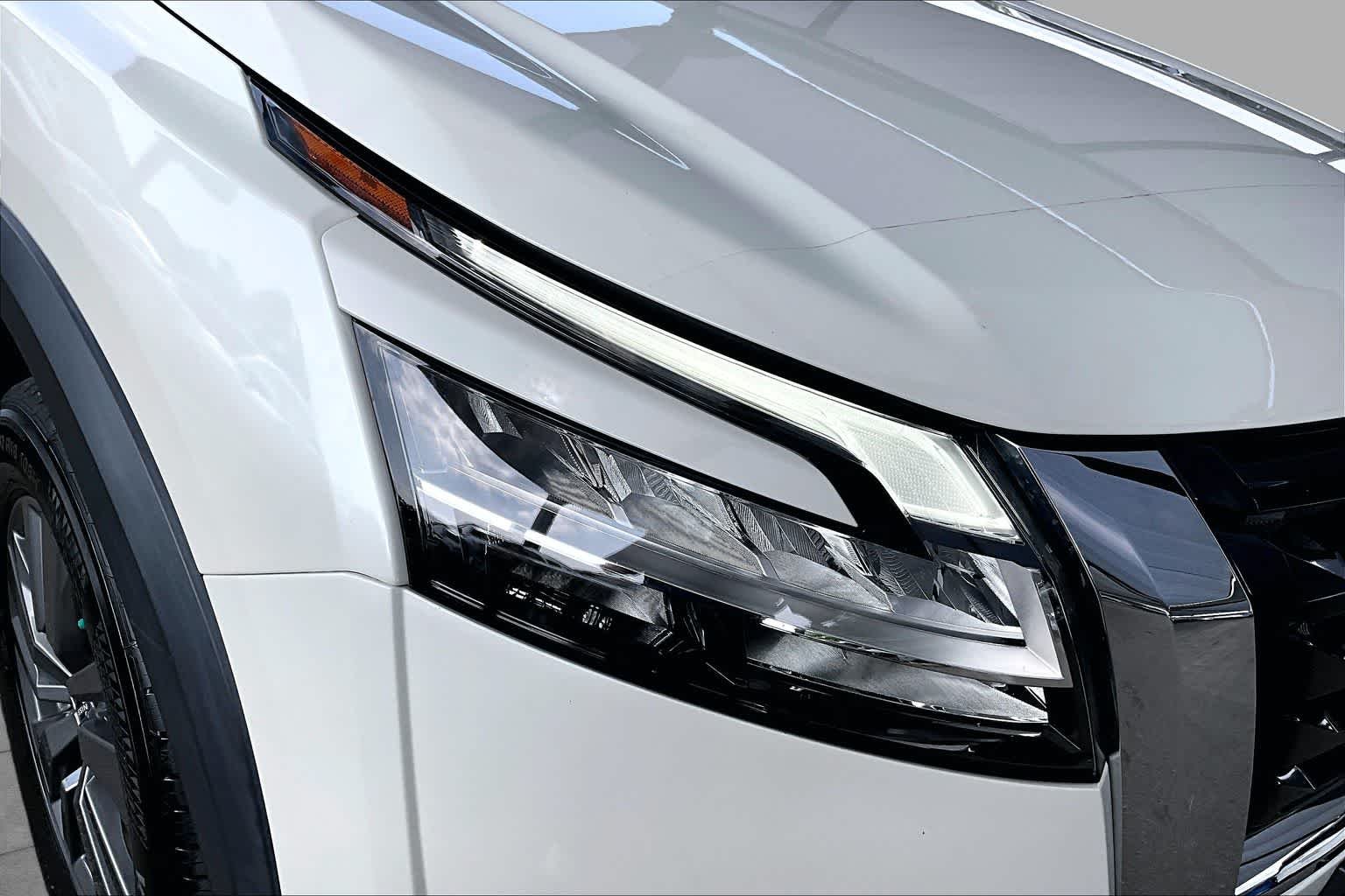 Used 2022 Pearl White Tricoat Nissan SV image 27
