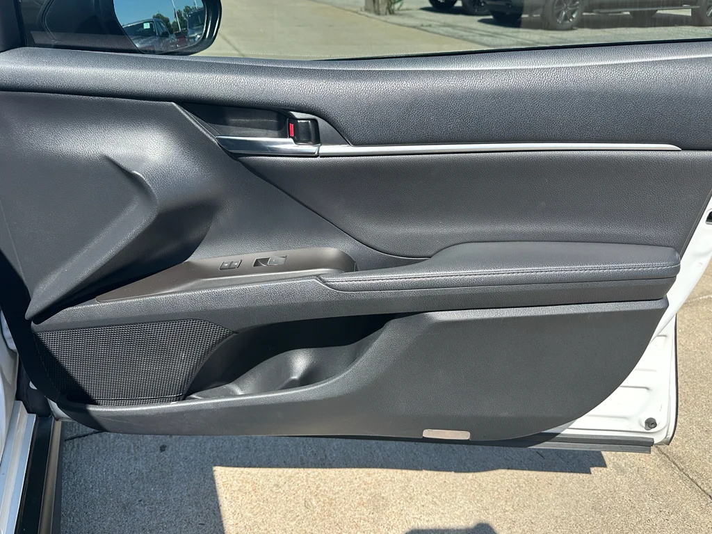 Used 2022  Toyota XSE V6 image 30