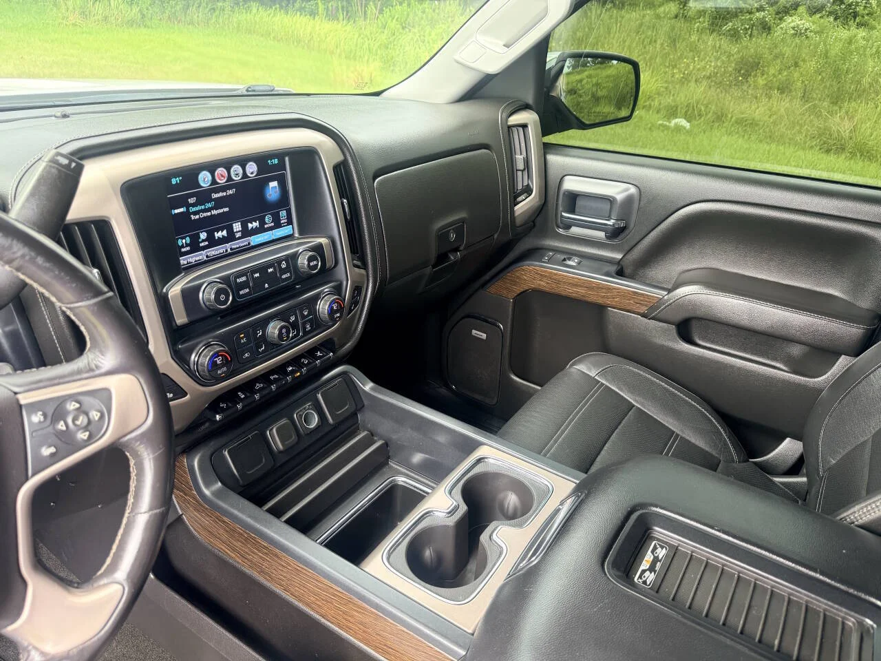 Used 2018 White GMC Denali 4x4 4dr Crew Cab 5.8 ft. SB image 21