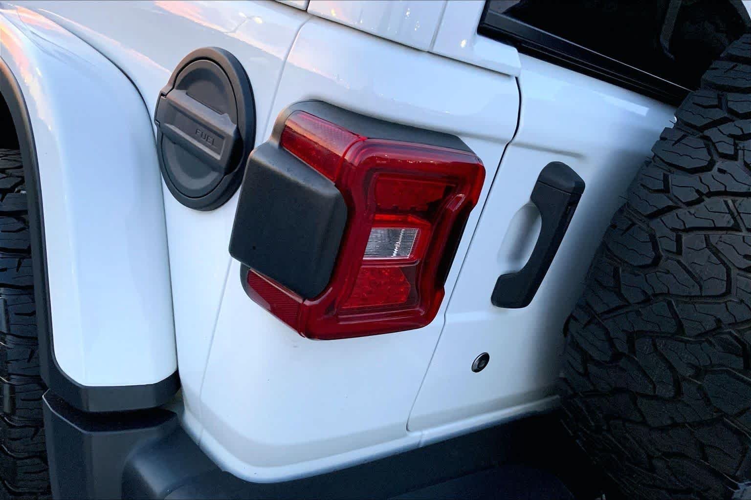 Used 2019 Bright White Clearcoat Jeep Rubicon image 25