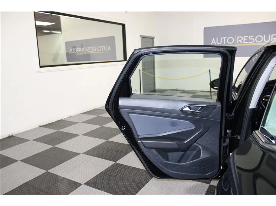 2025 Volkswagen Jetta SE - Photo 13