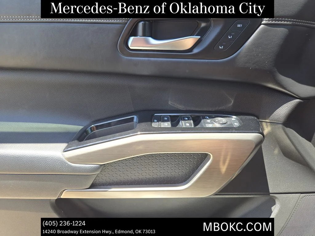 Used 2023 Pearl White Nissan Platinum image 18