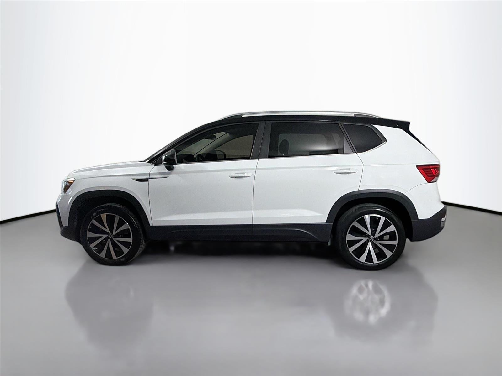 Used 2023 Pure White Volkswagen SE image 8