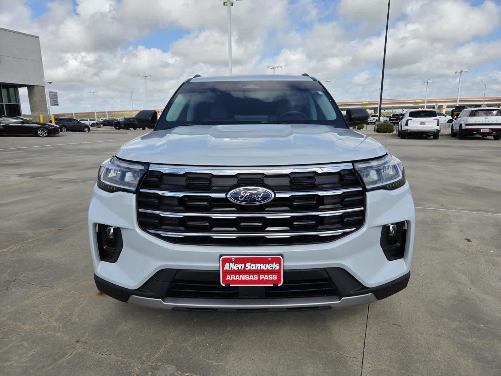 Used 2025 Space White Metallic Ford Active image 7