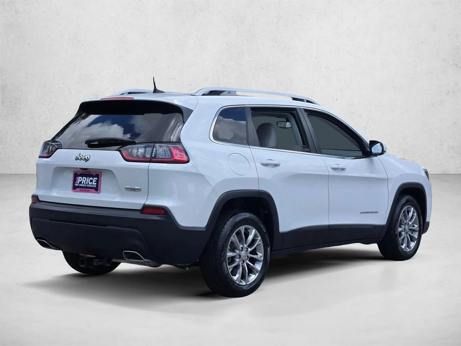 Used 2021 Bright White Clearcoat Jeep Latitude Lux image 5